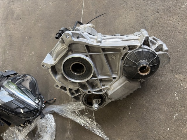 Роздавальна коробка 27109847756 BMW
