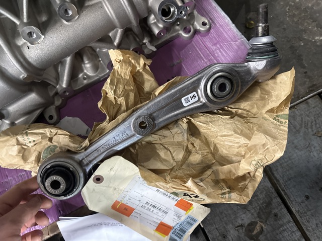 Правий важіль передній нижній підвіски 31108093824 BMW