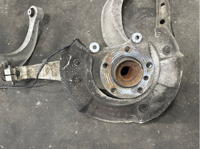 Цапфа передня ліва 31216777751 BMW