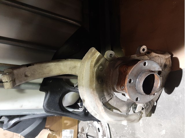 Цапфа поворотна ліва 31216869869 BMW