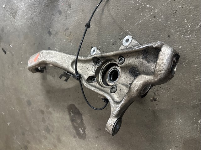 Кулак поворотний передній правий 31216869870 BMW