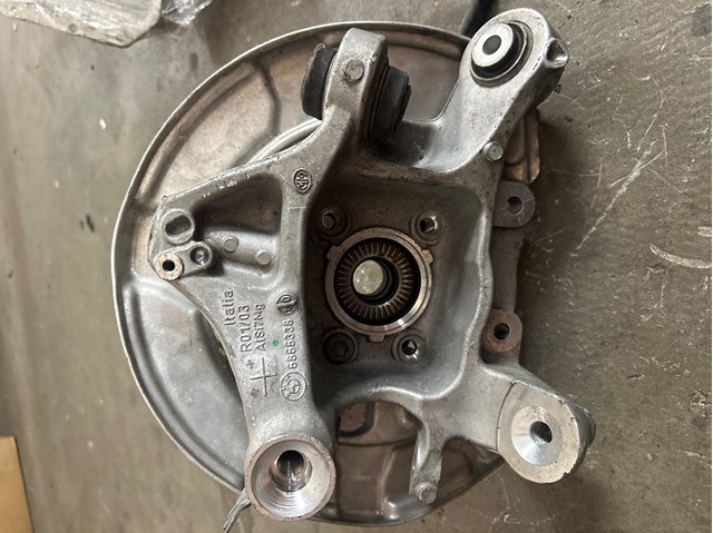 Кулак поворотний правий 33306866336 BMW