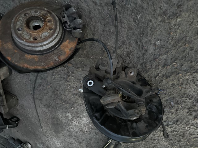 Цапфа ліва 33326792523 BMW