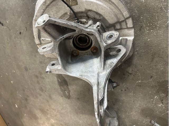 Цапфа поворотного кулака 33326796099 BMW