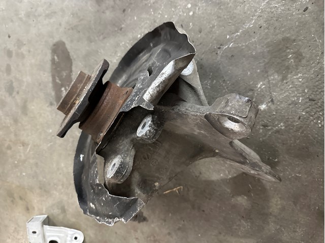 Цапфа поворотного кулака 33326796100 BMW