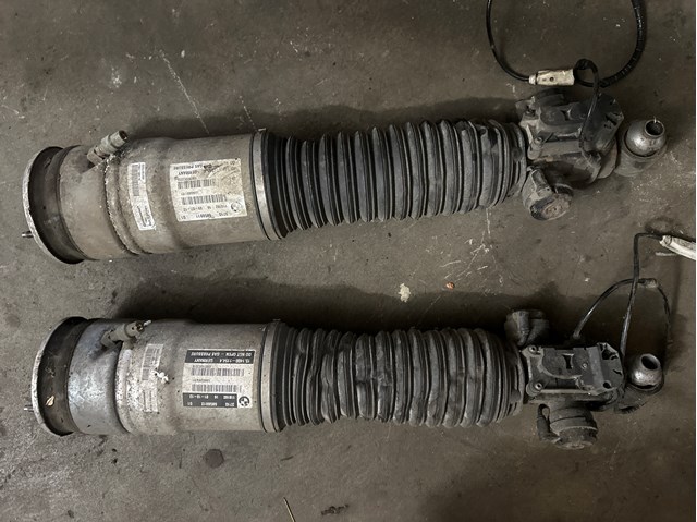 Стійка задня, ліва 37106858811 BMW