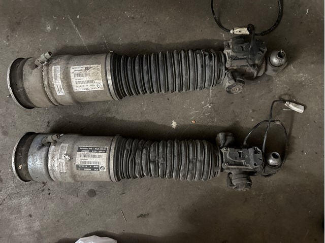 Пневмоподушка задня 37106858812 BMW
