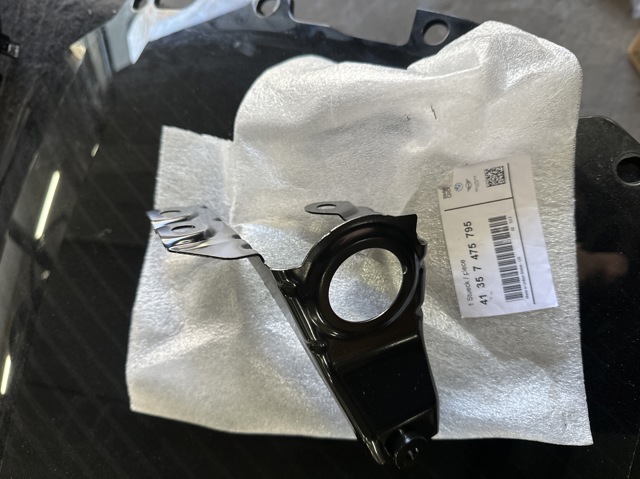 Кронштейн кріплення крила переднього лівого, передній 41357475795 BMW