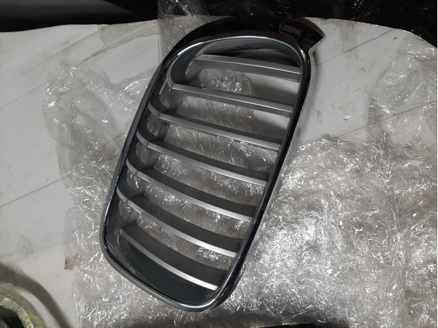 Решітка радіатора права 51117210726 BMW