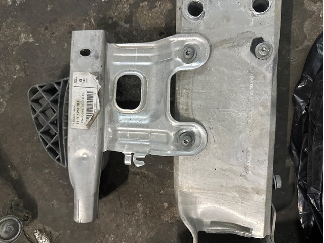 Кронштейн абсорбера переднього бампера 51117266193 BMW