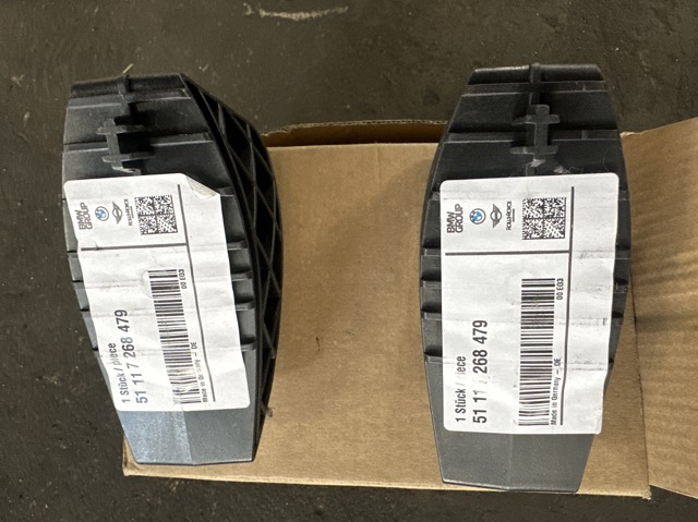 Кронштейн бампера переднього, зовнішній 51117268479 BMW