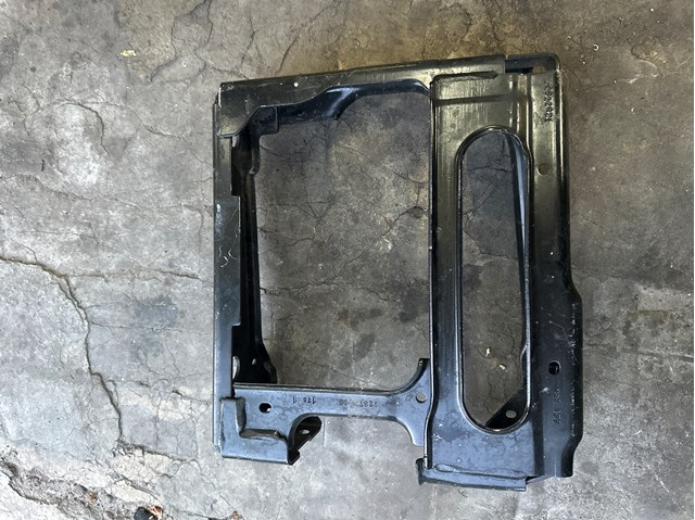 Кронштейн арки колеса (лонжерона) правий 51117399916 BMW