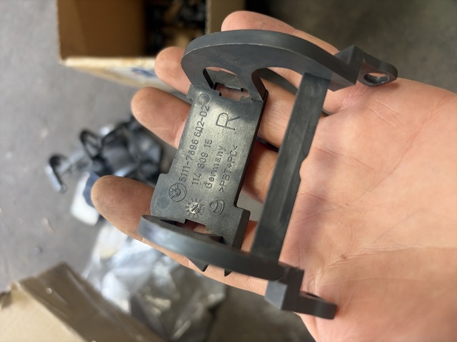 Кронштейн форсунки омивача фар 51117896602 BMW