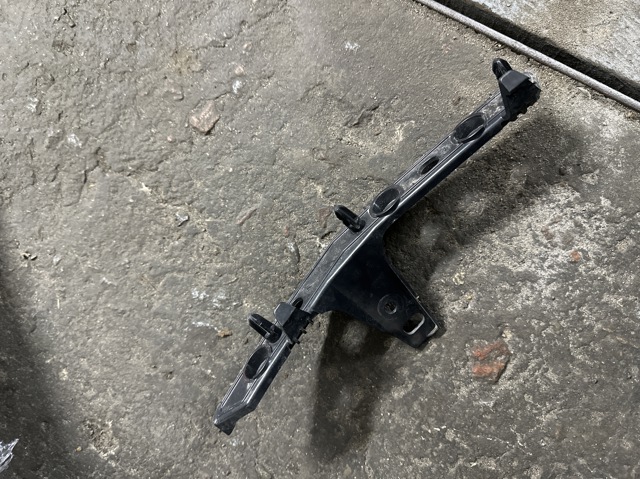 Кронштейн бампера переднього, правий 51117933610 BMW