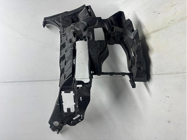 Кріплення протитуманки правої 51118069228 BMW