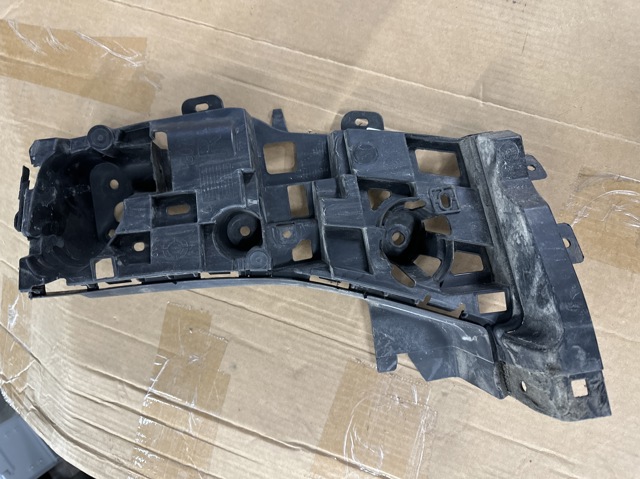 Кронштейн бампера заднього, зовнішній правий 51128069902 BMW