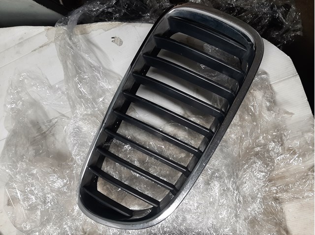 Решітка радіатора права 51137203204 BMW