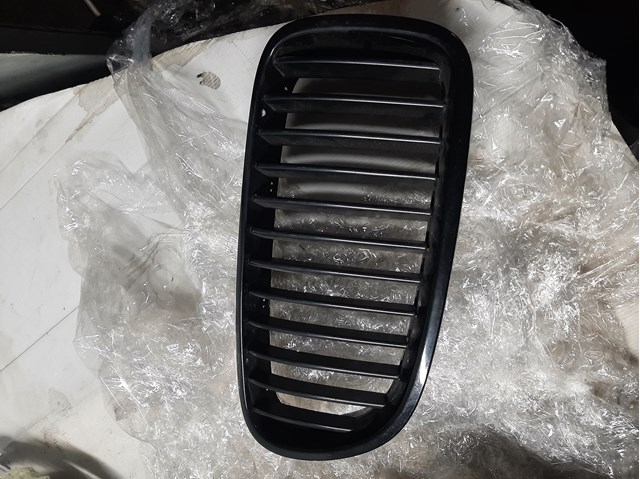 Решітка радіатора права 51137203650 BMW