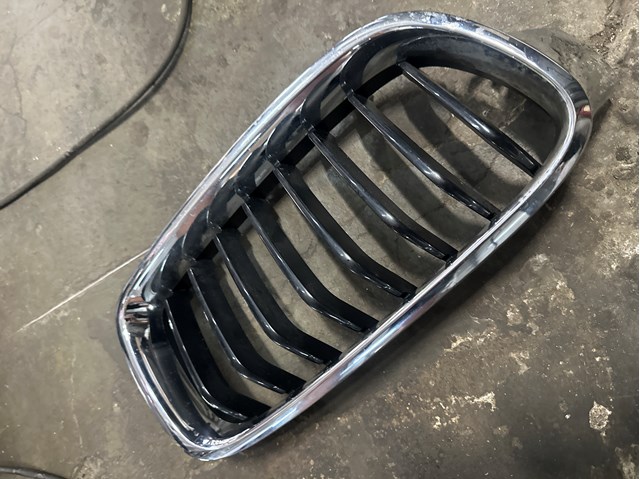 Решітка радіатора права 51137260498 BMW