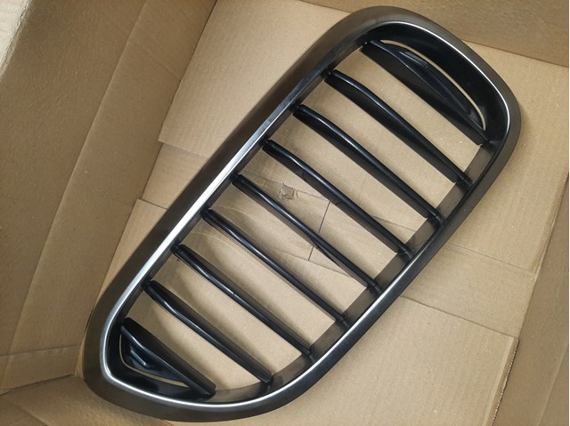 Решітка радіатора права 51138070470 BMW