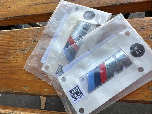 Емблема капота 51148094236 BMW