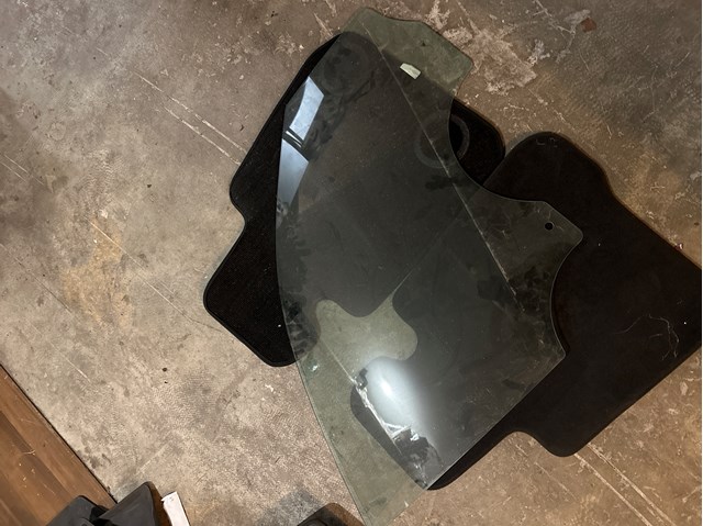 Скло передньої правої двері 51337347646 BMW