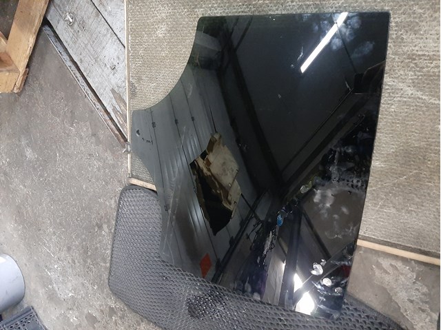 Скло задньої двері правої 51357475832 BMW