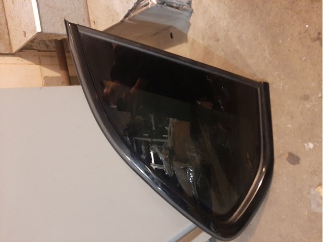 Скло багажного відсіку, праве 51377305772 BMW
