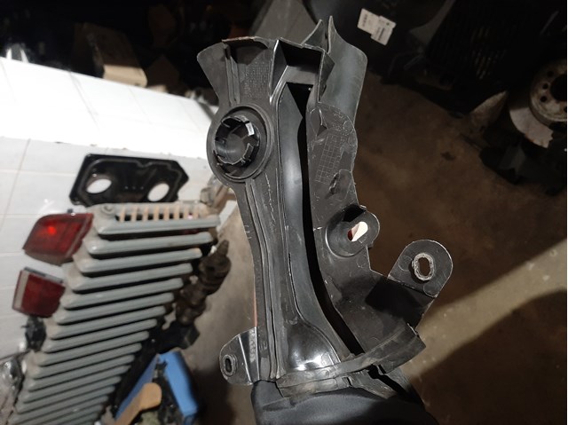 Ущільнювач під капот 51767349602 BMW