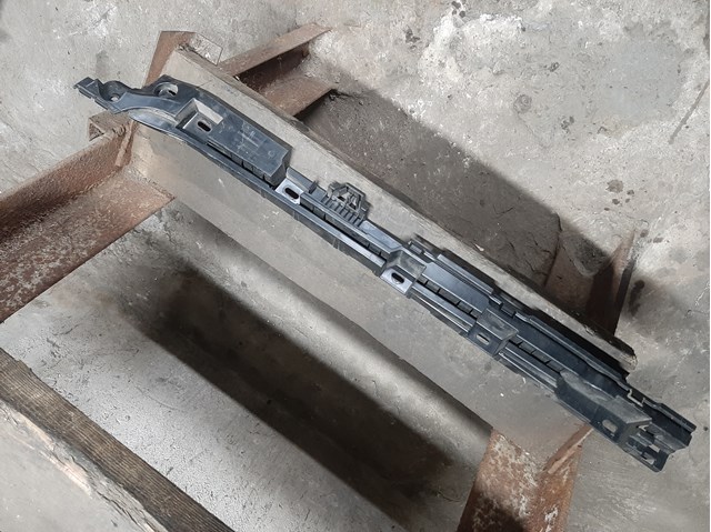 Кронштейн зовнішньої накладки лівого порога 51777204021 BMW