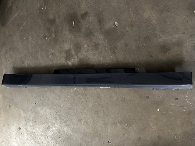 Накладка зовнішня (молдинг) порога, правий 51777285786 BMW