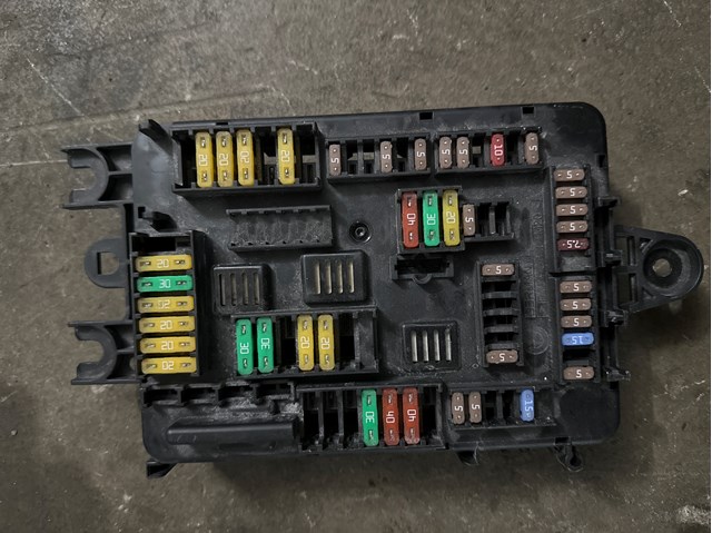 Коробка запобіжників 61149389070 BMW