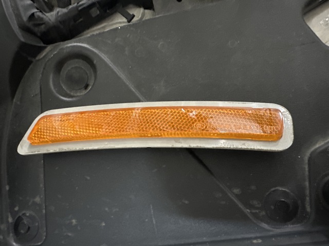 Катафот (відбивач) переднього бампера, правий 63147411974 BMW