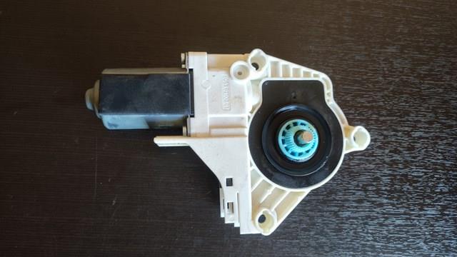 Двигун склопідіймача двері передньої, правої 8K0959802A VAG