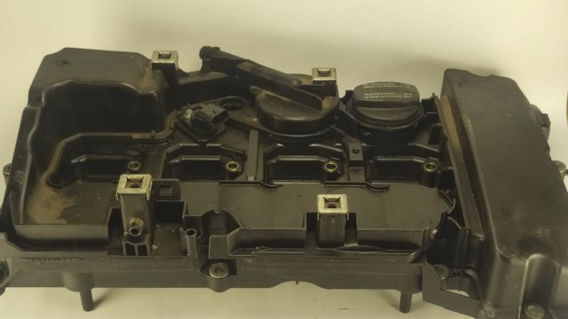 Кришка двигуна A2710101030 MERCEDES