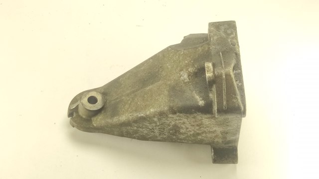 Кронштейн подушки (опори) двигуна, лівої A2712230904 MERCEDES