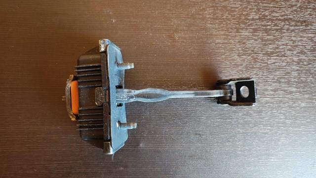 Обмежувач відкриття дверей, задній LR006290 LAND ROVER