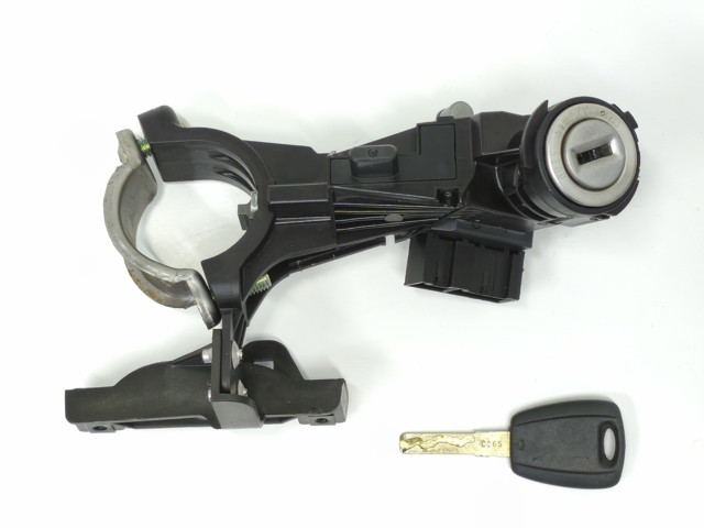 Кришка бензобаку 1333085080 FIAT