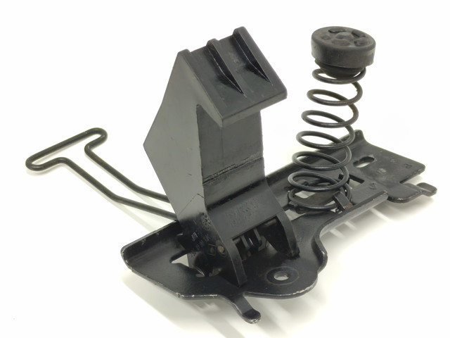 Кронштейн замку капоту 656038472R RENAULT