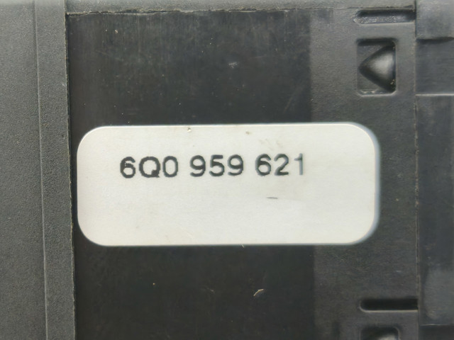 Кнопка включення обігріву заднього скла 6Q0959621 VAG