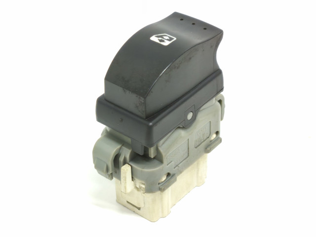 Кнопка підйомника задніх стекол 8200315029 RENAULT