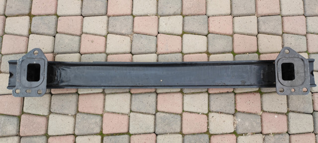 Балка бампера переднього 8200375703 RENAULT