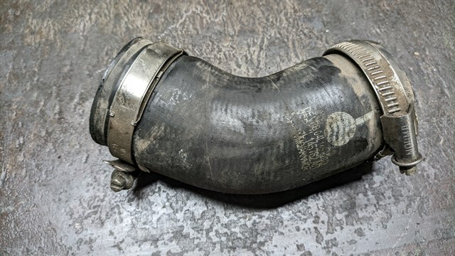 Шланг/патрубок интеркуллера 04L145828D VAG