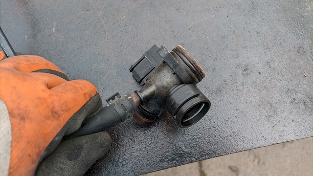 Фланець системи охолодження (трійник) 06H121132H VAG