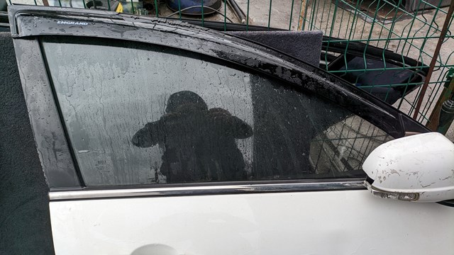 Скло пасажирських дверей 1068002063 GEELY