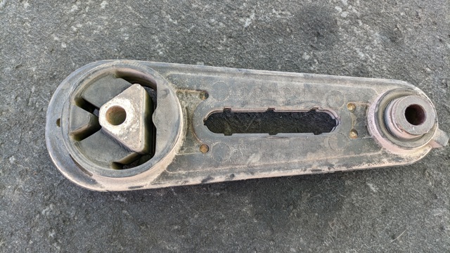 Подушка (опора) двигуна, ліва нижня 11360EL00A NISSAN