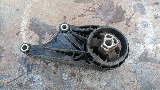 Подушка передньої опори двигуна 13324496 OPEL