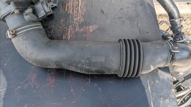 Патрубок повітряний, вихід повітряного фільтра 1505A287 MITSUBISHI