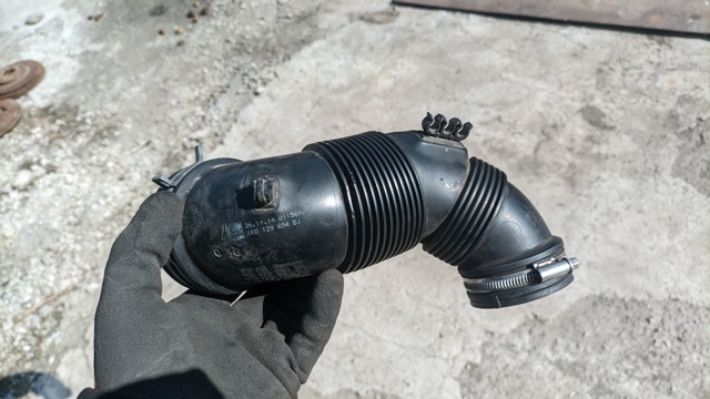 Патрубок повітряний, вихід повітряного фільтра 1K0129654BJ VAG