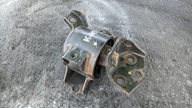 Ліва подушка двигуна 218301J000 HYUNDAI